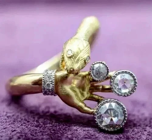 Anillo de 1,50 quilates de corte redondo creado en laboratorio con manija de serpiente de diamantes enchapado en oro de dos tonos de 14 k Foto 1 de 4