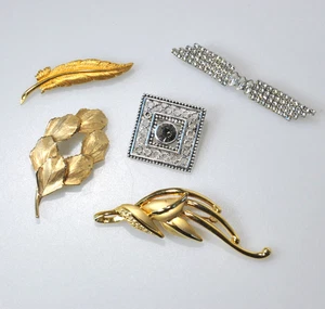 Lote de broches de colección hasta ahora diamantes de imitación 2 firmados Monet Napier barra hoja pluma AE5 - Imagen 1 de 15