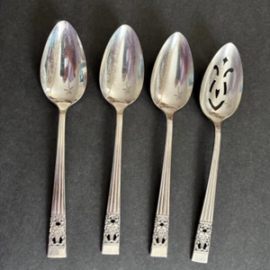 (4) CUCHARAS PARA SERVIR Oneida CORONATION Community Silverplate - 3 sólidas, 1 perforadas - Imagen 1 de 17