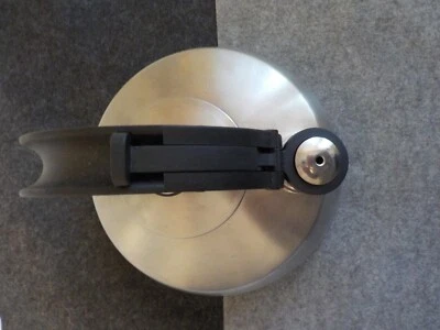 Hervidor de agua Cuisinart clásico de acero inoxidable modelo CTKI-SS11 capacidad de 2 cuartos casi nuevo Foto 1 de 4