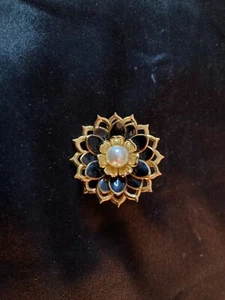 FASHION JEWELLERY: PEARL-LIKE STONE CENTRAL WITH BLACK ACCENTS FLOWER BROCH - Bild 1 von 5