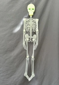 Vintage 24" Skelett leuchtend grün blinzelnde Augen Kunststoffgelenke leuchten im Dunkeln - Bild 1 von 2