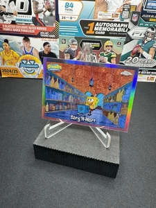 2025 Topps Chrome SpongeBob 25th Anniversary #131 Barg'N-Mart Refractor And Base - Bild 1 von 4