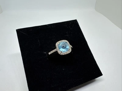 Anel quadriculado almofada ouro branco 14k topázio azul e halo diamante tamanho 6,75 2,7 g - Imagem 1 de 4