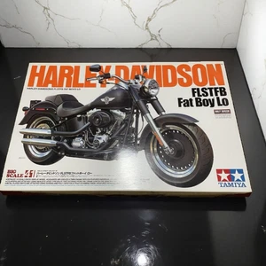TAMIYA Harley-Davidson FLSTFB Fat Boy Lo 1/6 Big Scale Series Plastic Model Kit - Foto 1 di 4