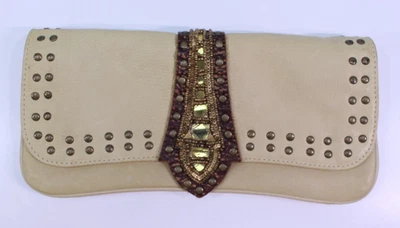 De Colección Betsey Johnson Bolso sin asas Cartera Bolso de mano Marrón Tostado Tachuelas Cuentas Cuero Y2K Foto 1 de 4