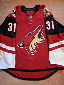 Camiseta deportiva de hockey NHL Adidas MiC 2018 Arizona Coyotes Adin Hill auténtica en casa talla 58G - Imagen 1 de 5