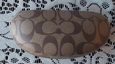 Estojo suporte para óculos de sol Coach Hardshell clamshell marrom logotipo C designer  - Imagem 1 de 2