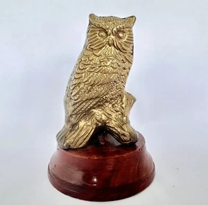 Pisapapeles búho de latón vintage sobre base de madera adorno figura de pájaro - Imagen 1 de 8