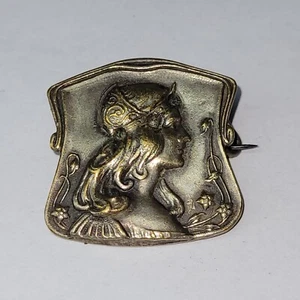 01K20 Antiguo Broche Arte Nuevo Mujer Opera Joya 1900 Latón Plateado - Imagen 1 de 4