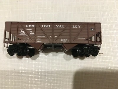 MICRO TRAINS 57030 N-Gauge 2 Bay Composite Hopper Car, Lehigh Valley LV 14500 - Image 1 of 2