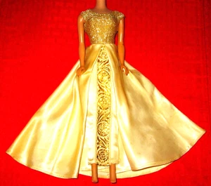 ADATTO VINTAGE BARBIE ORO BROCCATO E AVORIO BIANCO RASO ABITO HTF! - Foto 1 di 7
