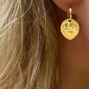 Pendientes de aro pequeño de la diosa afrodita enchapados en oro - Imagen 1 de 1