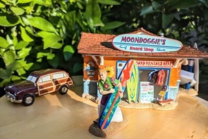 Lote Dept 56 Surfing Moondoggie's Board Shop-Beachside Christmas-1949 Ford Woody - Imagen 1 de 16