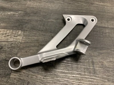 Yamaha 2003-2005 FJR1300 OEM reposapiés trasero derecho pasajero estribo soporte de montaje Foto 1 de 4