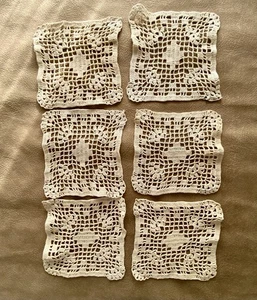 Menge 6 Vintage quadratisch gehäkelt hausgemachte Deckchen 6 1/2" - Bild 1 von 3