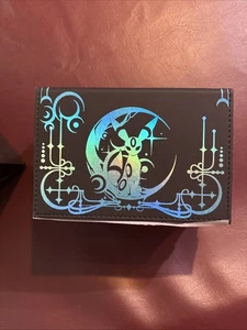 1x DECKBOX Pokemon Umbreon Lunar Shadow Limited Shiny Variante Sleevechief - Bild 1 von 6