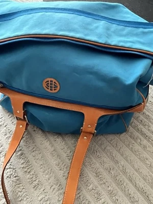 Bolso de Lona de Viaje Cole Haan Borde de Cuero Lona Grande Azul Vacaciones Raro Usado en Excelente Condición Foto 1 de 4