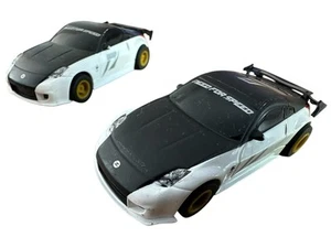 2 x Micro Scalextric Nissan 350z Need for Speed, weiß und schwarz - Bild 1 von 5