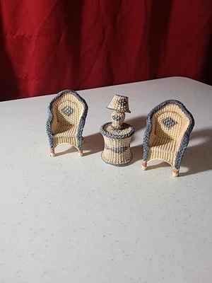 Sillas estilo mimbre miniatura con mesa auxiliar y lámpara Foto 1 de 4
