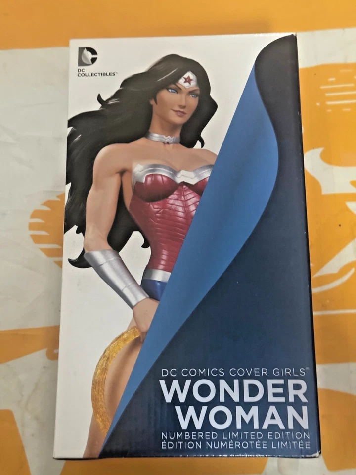 DC 漫画收藏品封面女孩神奇女侠 LE 4833/5200 10 雕像 — 第 1/4 张图片