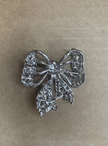 Broche lazo vintage de diamantes de imitación tono plata - Imagen 1 de 2