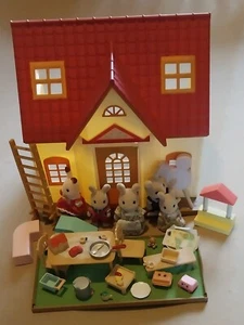SYLVANIAN FAMILIES /CALICO CRITTERS COZY COTTAGE - 5 DOLLS & DECOR PIECES - Picture 1 of 2