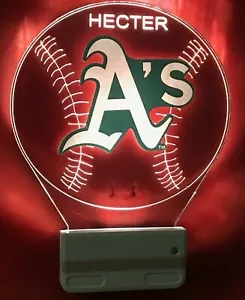 Oakland Athletics MLB Night Light Enchufe LED personalizado, sensor del atardecer al amanecer - Imagen 1 de 12