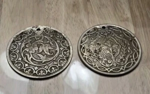 LOT OF 2 RARE 1900s Vintage Singer Sewing Machine ORNATE Round Rear Cover Plates - Picture 1 of 5
