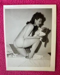 BETTE PAGE vintage REAL PHOTOGRAPH female beauty RISQUE nude PIN-UP kiss TOY - Picture 1 of 3