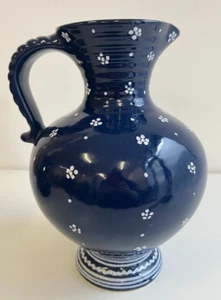 Gmundner Keramik Dirndl blau Krug Kanne 27,5 cm GK155 (2401DM58) 02/25 - Bild 1 von 4
