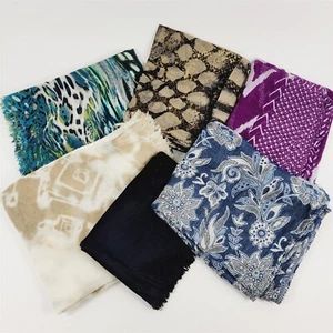 6 chales bufandas con flecos multicolores azules florales, negro liso, beige, púrpura - Imagen 1 de 12