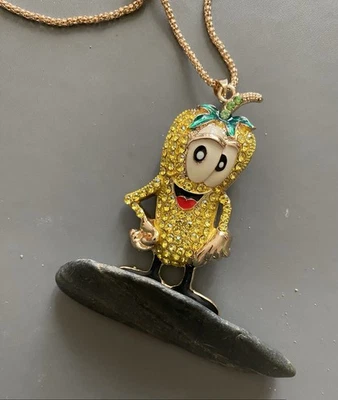 Betsey JOHNSON Cristal 3D SILLY Pimienta PERSONAS Amarillo Esmalte ESTRÁS ENVÍO GRATUITO Foto 1 de 4