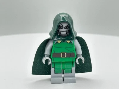 LEGO Super Heroes Dr. Doom Minifigure - sh0052 - Set 76005 - Image 1 of 4