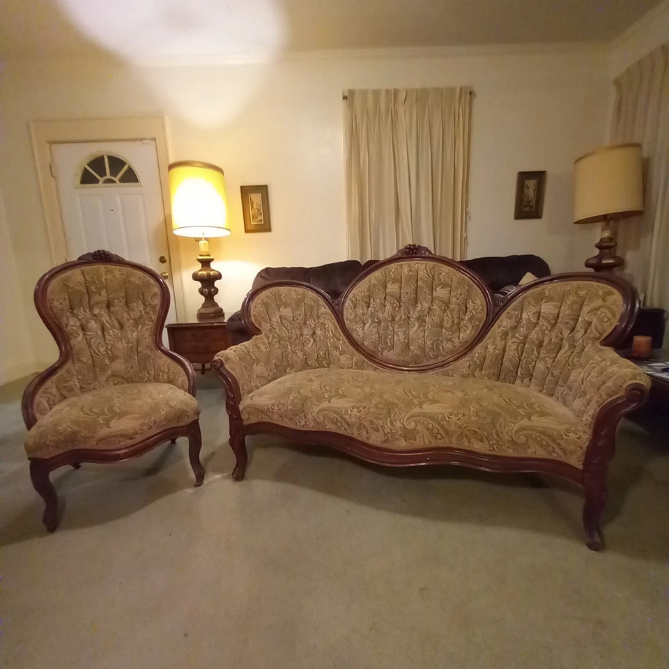 Sofá y silla antiguos victorianos Queen  Foto 1 de 3