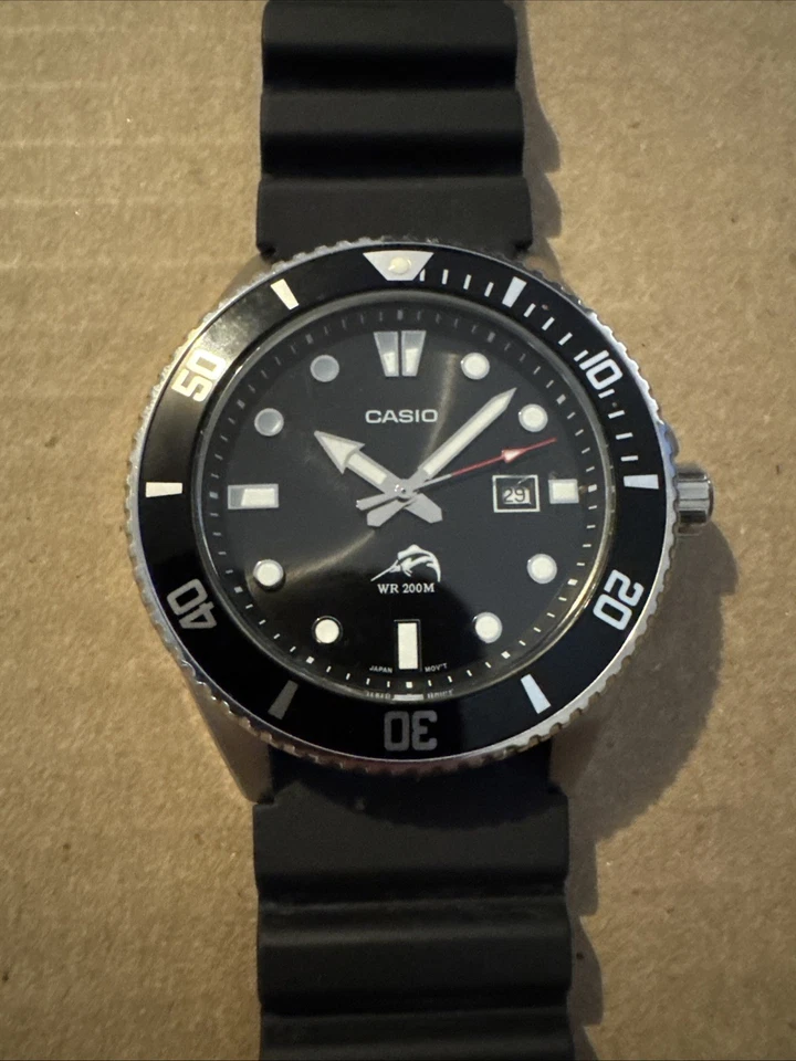 Reloj de buceo Casio MDV-106 de cuarzo con bisel negro y correa de goma de resina negra Foto 1 de 4