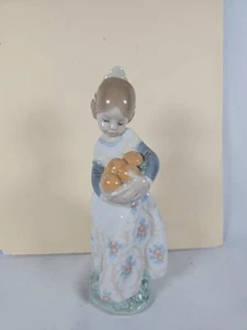 Statuina porcellana Lladro 4841 bambina con cesto arancione 6 3/4" - Foto 1 di 5