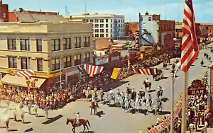 Cheyenne WY Parade Storefronts Horse & Riders en 1961, postal - Imagen 1 de 2