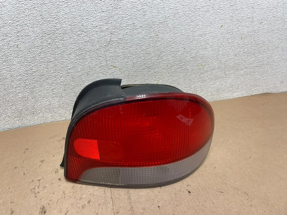 Luz trasera derecha pasajero derecho Hyundai Accent 1998 a 1999 hatchback OEM Q4663 DG Foto 1 de 4