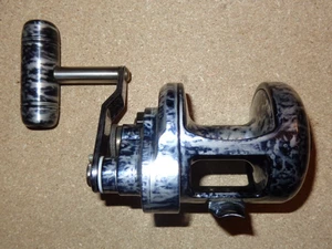 Limited Camo Accurate Boss Magnum 870 Single-Speed Lever-Drag Angelrolle CLE - Bild 1 von 7