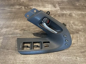Lexus GS300 1998-05 controlador interior manija de borde de puerta 74232-30240 gris fabricante de equipos originales usado - Imagen 1 de 7
