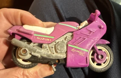 Motocicleta Suzuki 1988 fundido a presión y plástico Mattel púrpura Foto 1 de 4