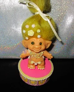 Bambola Troll Dam personalizzata quercia 3 pollici vintage anni 70 capelli pelliccia gialla e occhi viola - Foto 1 di 8