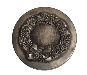 Lata de galletas decorativa de peltre en relieve corona de Navidad de colección - Imagen 1 de 3