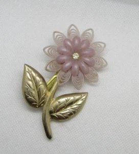 LARGE VINTAGE PINK PLASTIC AND METAL FLOWER PIN BROOCH 3 1/4" - Picture 1 of 10