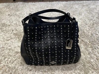 Bolso de hombro de cuero COACH Edie 31 con remaches florales azul marino negro Foto 1 de 4