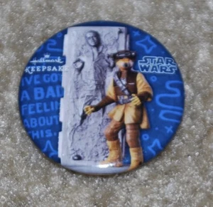 SDCC 2018 SEGNO DISTINTIVO RICORDO STAR WARS HAN CARBONITE & BOUSHH LEIA PULSANTE - Foto 1 di 1