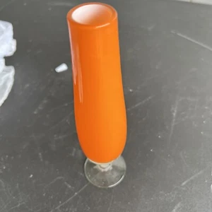 Jarrón vintage con estuche de vidrio naranja interior blanco 8" de alto estilo MCM - Imagen 1 de 8