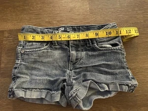 Levi's Denim Shorts with Classic Design Size 7 Girls - Picture 1 of 6