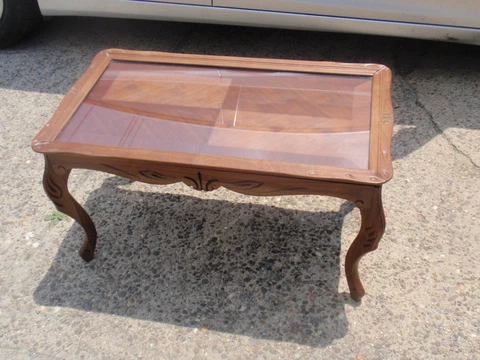 VINTAGE 30'STO 50'S CARVED SOLID WALNUT COFFEE TABLE WITH LIFT OFF SERVING TRAY Cover